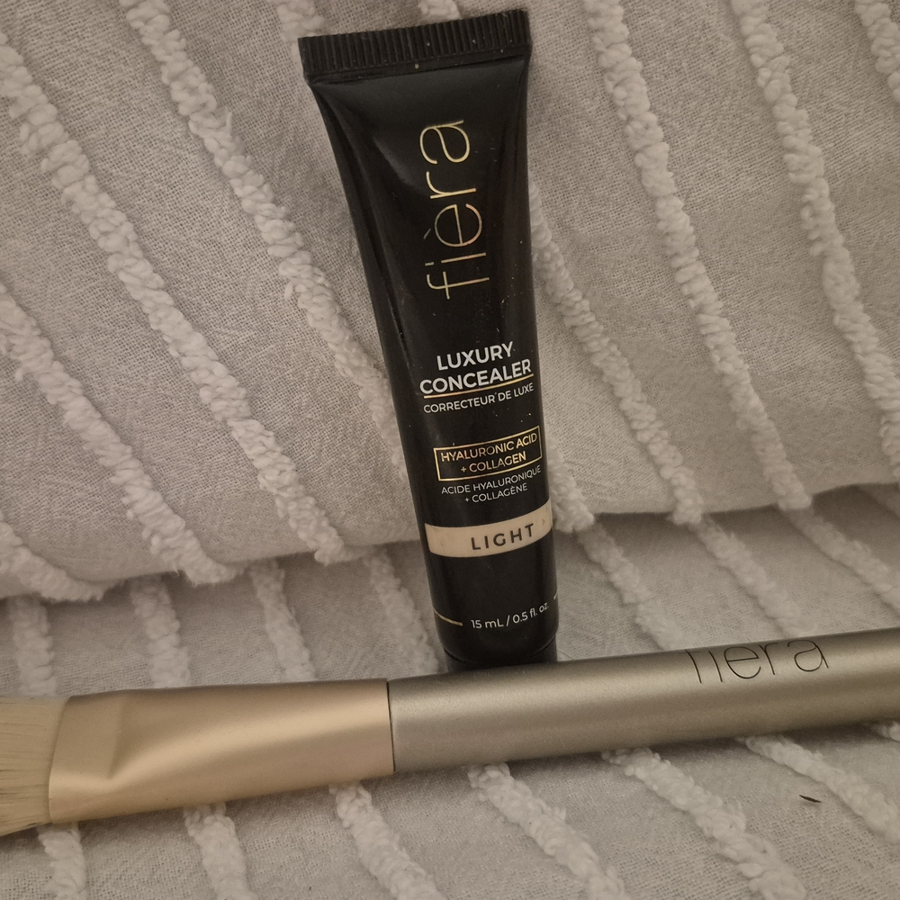 Fiera Luxury Concealer — Light